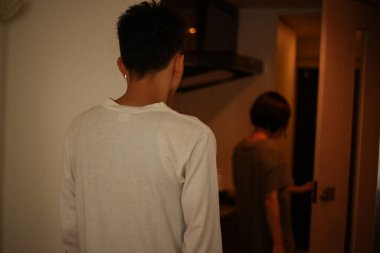 Odadan çıkan bir kadın görüntüsü