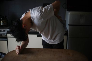 Sırtında acı hisseden bir adam