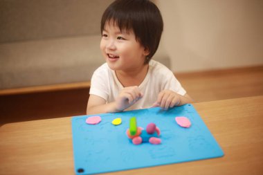 Çamurla oynayan tapılası bebeğin portresi