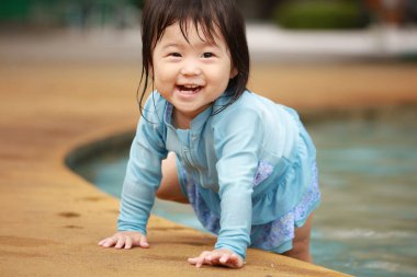 Suda yüzen Asyalı küçük çocuk. 