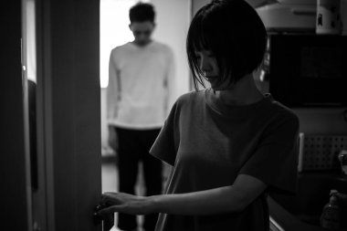 Odadan çıkan bir kadın görüntüsü