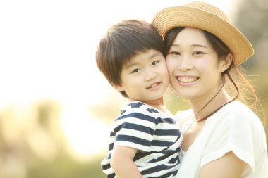 Parkta poz veren mutlu anne ve oğul. 