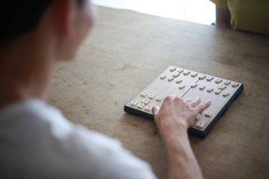 Mutlu Asyalı çift masa oyunu oynuyor.