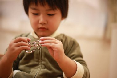 Küçük çocuk evde eğitim oyunu oynuyor.  