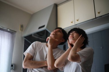 Genç Asyalı çift yukarıda gürültüden muzdarip.