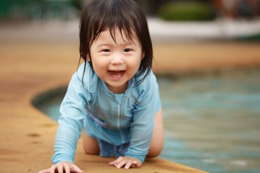 Suda yüzen Asyalı küçük çocuk. 