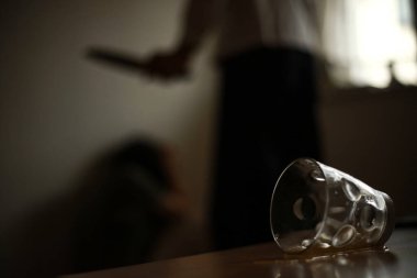 Bir bardak alkol, kadın ve erkek tartışıyor. 