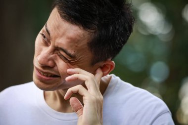 Yüz ifadesi olan yakışıklı Asyalı adama yakından bak.