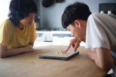 Mutlu Asyalı çift masa oyunu oynuyor.