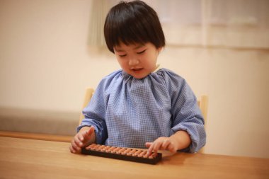 Küçük çocuk oyuncak bloklarıyla oynuyor.