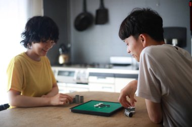 Mutlu Asyalı çift Go masa oyunu oynuyor