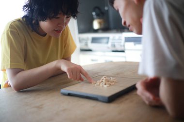 Mutlu Asyalı çift masa oyunu oynuyor.