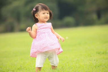 Parkta oynayan tatlı küçük kız.