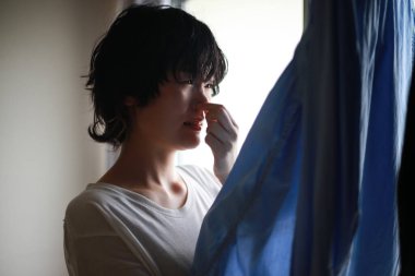 Odayı kurutan bir kadın resmi.