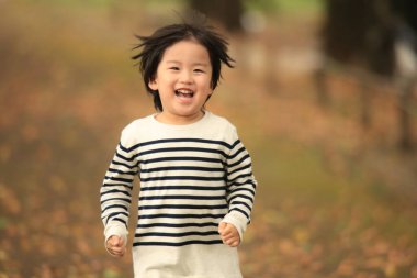 Sonbahar parkında küçük şirin bir çocuğun portresi.