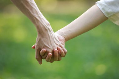 Genç bir çiftin elleri...