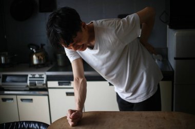 Sırtında acı hisseden bir adam