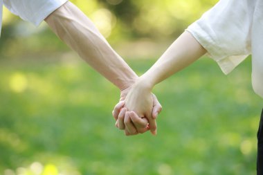 Genç bir çiftin elleri...