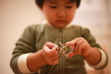 Oyuncağı olan küçük bir çocuk, yakın plan.