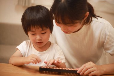 Asyalı anne ve oğlu birlikte oynama 