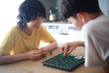 Mutlu Asyalı çift Go masa oyunu oynuyor