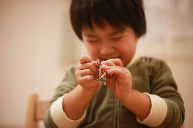 Evde oyuncaklarla oynayan sevimli küçük çocuğun yakın plan görüntüsü.  