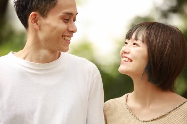 Genç Asyalı çift, erkek ve kadın açık havada.