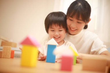 Asyalı anne ve oğlu birlikte oynama 