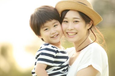 Parkta poz veren mutlu anne ve oğul. 