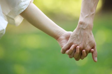 Genç bir çiftin elleri...