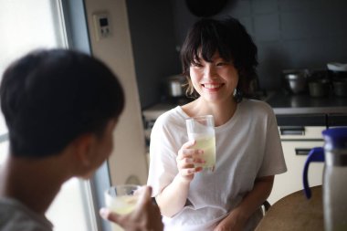 Mutlu genç çift sabahları taze çayın tadını çıkarıyor.