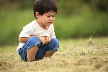 Parkta hayal kırıklığına uğramış Asyalı çocuk