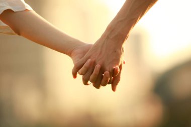 Genç bir çiftin elleri...