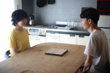 Mutlu Asyalı çift masa oyunu oynuyor.