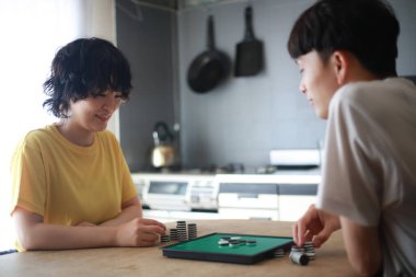 Mutlu Asyalı çift Go masa oyunu oynuyor