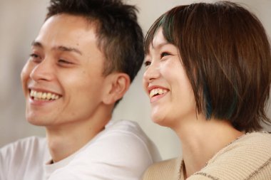 Genç çift mutlu bir şekilde konuşuyor.