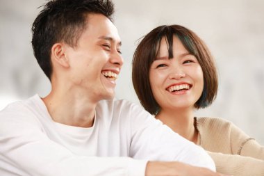 Genç çift mutlu bir şekilde konuşuyor.