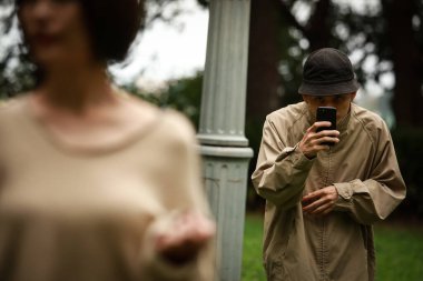 Hırsız, kadını soymak için sokakları gözetliyor.