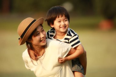 Parkta poz veren mutlu anne ve oğul. 