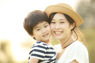 Parkta poz veren mutlu anne ve oğul. 