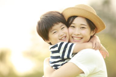 Parkta poz veren mutlu anne ve oğul. 