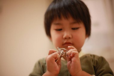 Küçük çocuk evde eğitim oyunu oynuyor.  