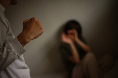  Erkek yumruğu, öfkeli adam ve arka planda korkmuş kadın.