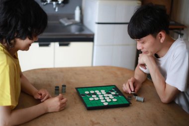 Mutlu Asyalı çift Go masa oyunu oynuyor