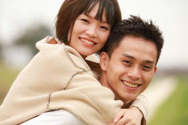 mutlu çift birbirlerine kucaklayan