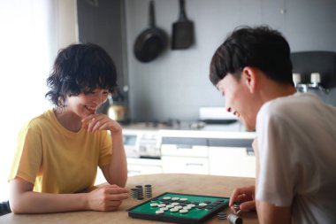 Mutlu Asyalı çift Go masa oyunu oynuyor