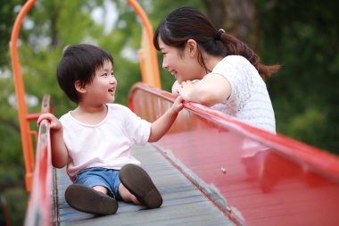 mutlu anne ve oğlu oyun üzerinde