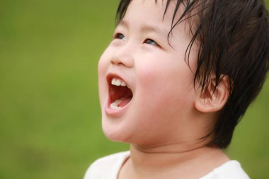 Bulanık arka planda Asyalı bir çocuğun portresi.