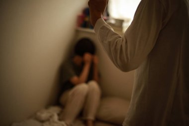  Erkek yumruğu, öfkeli adam ve arka planda korkmuş kadın.