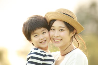 Parkta poz veren mutlu anne ve oğul. 